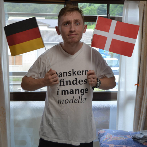 Patrick med flag blogbillede